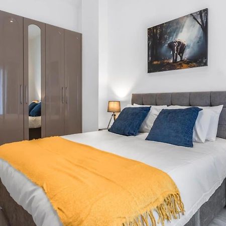 Lovely 1 Bedroom Apartment In Central ウォーキング エクステリア 写真