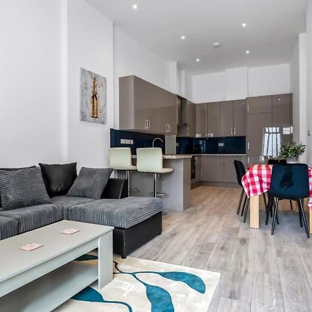 Lovely 1 Bedroom Apartment In Central ウォーキング エクステリア 写真