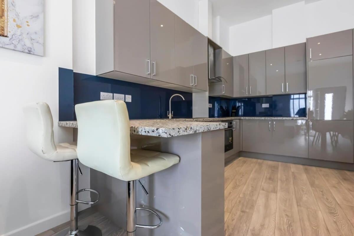 Lovely 1 Bedroom Apartment In Central ウォーキング エクステリア 写真