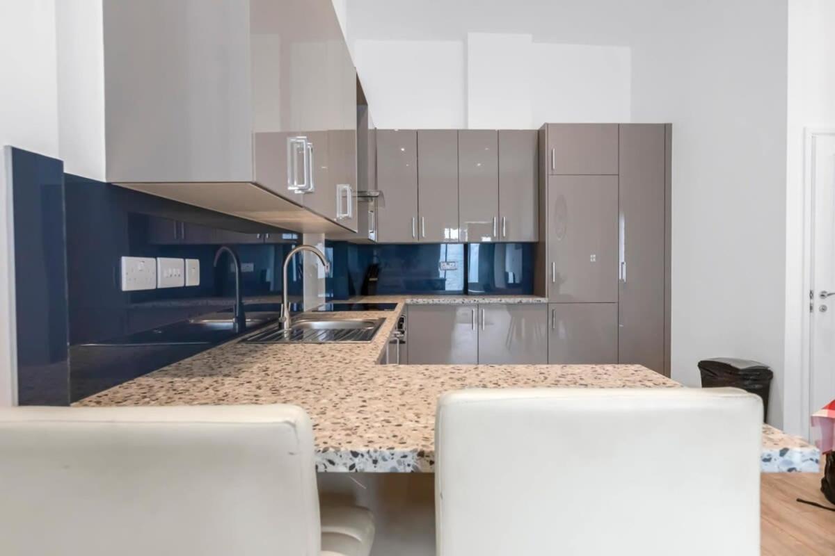Lovely 1 Bedroom Apartment In Central ウォーキング エクステリア 写真