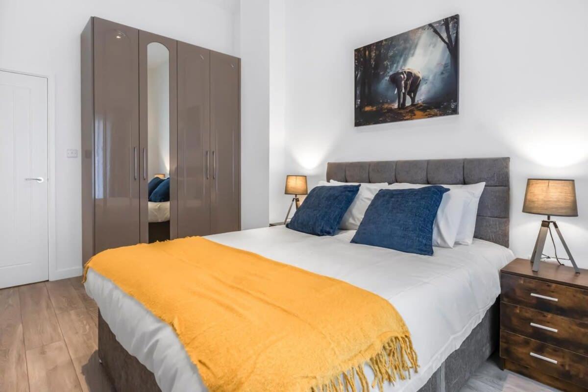 Lovely 1 Bedroom Apartment In Central ウォーキング エクステリア 写真