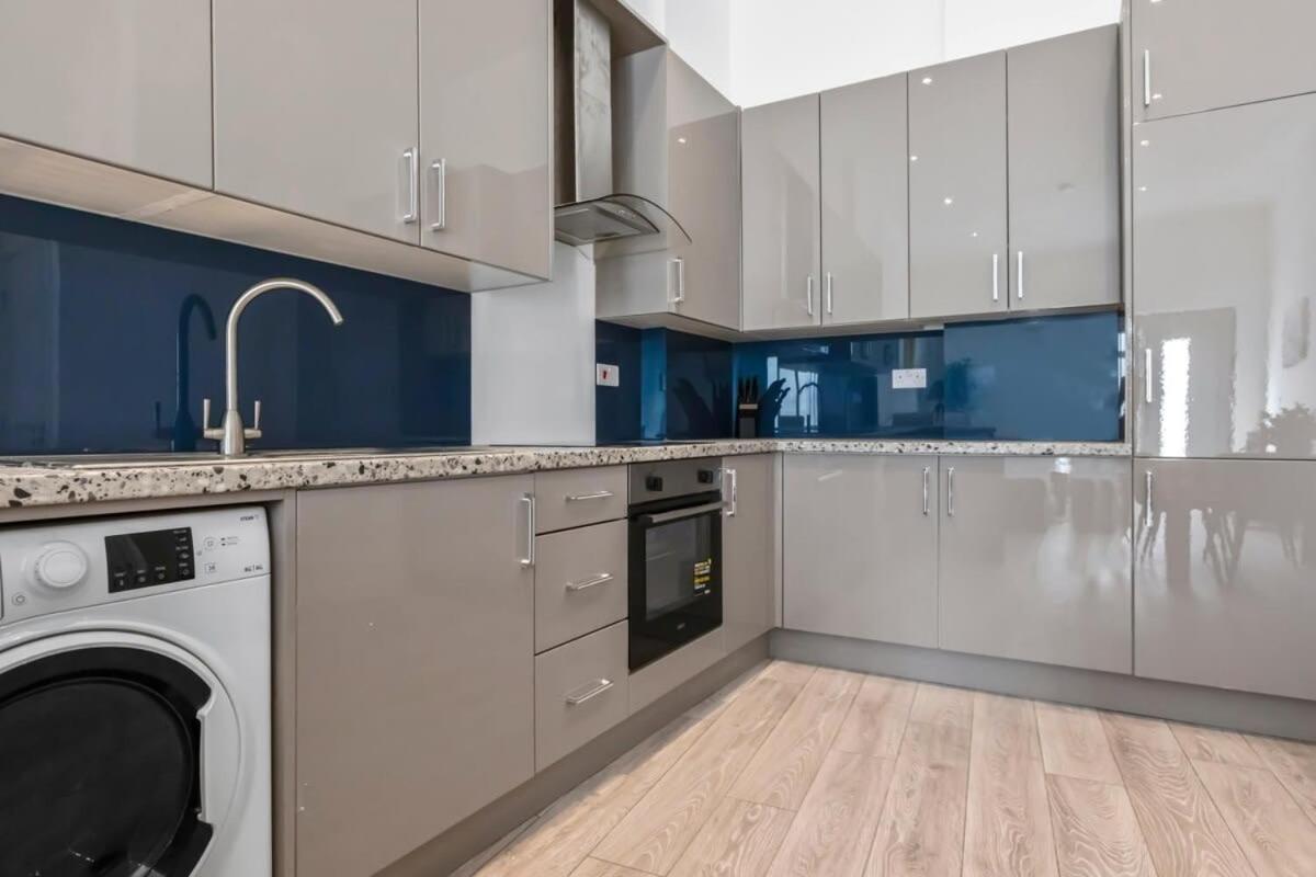 Lovely 1 Bedroom Apartment In Central ウォーキング エクステリア 写真
