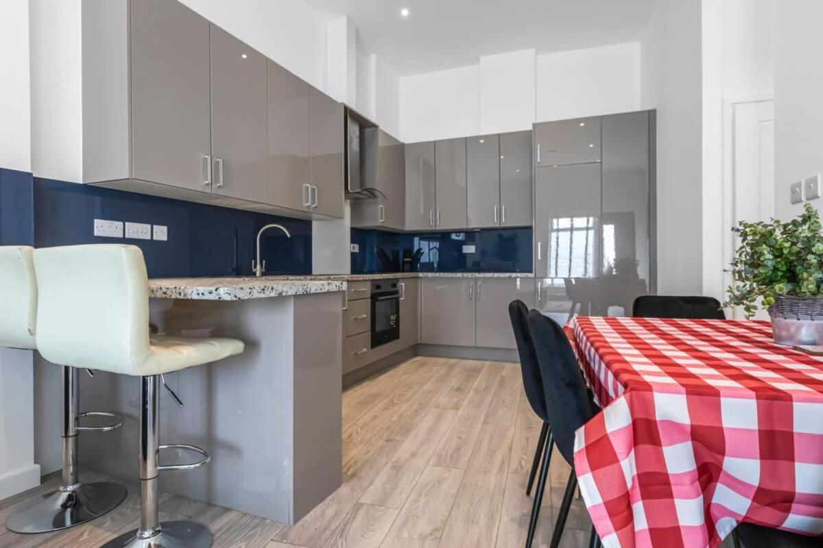 Lovely 1 Bedroom Apartment In Central ウォーキング エクステリア 写真
