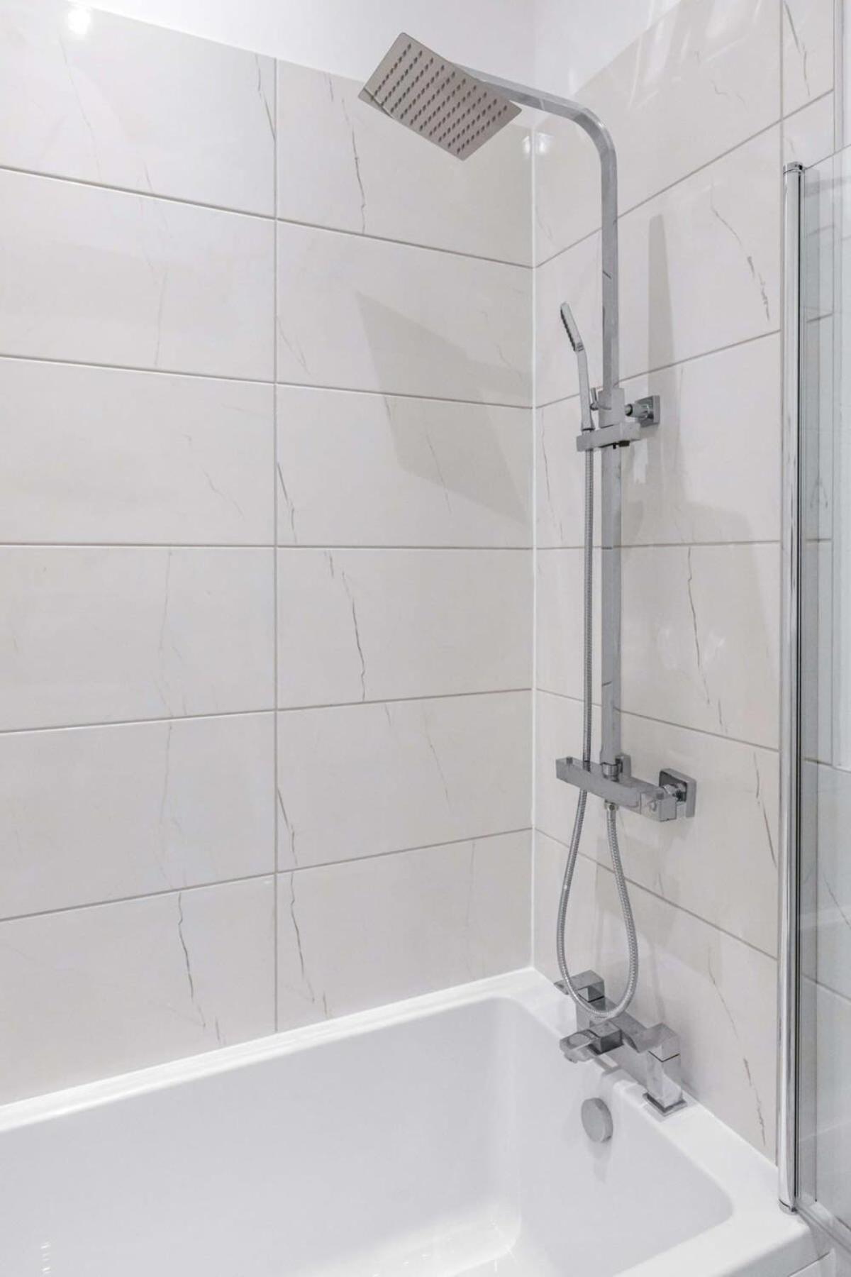 Lovely 1 Bedroom Apartment In Central ウォーキング エクステリア 写真