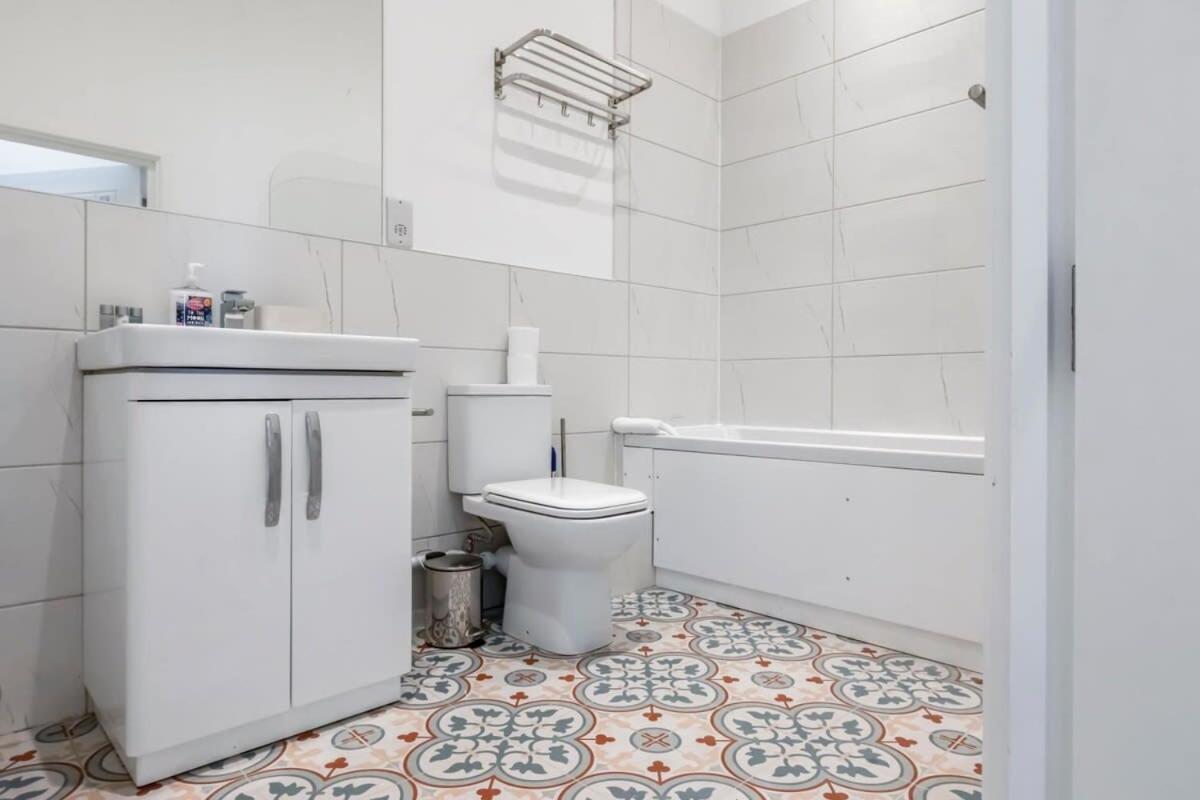Lovely 1 Bedroom Apartment In Central ウォーキング エクステリア 写真