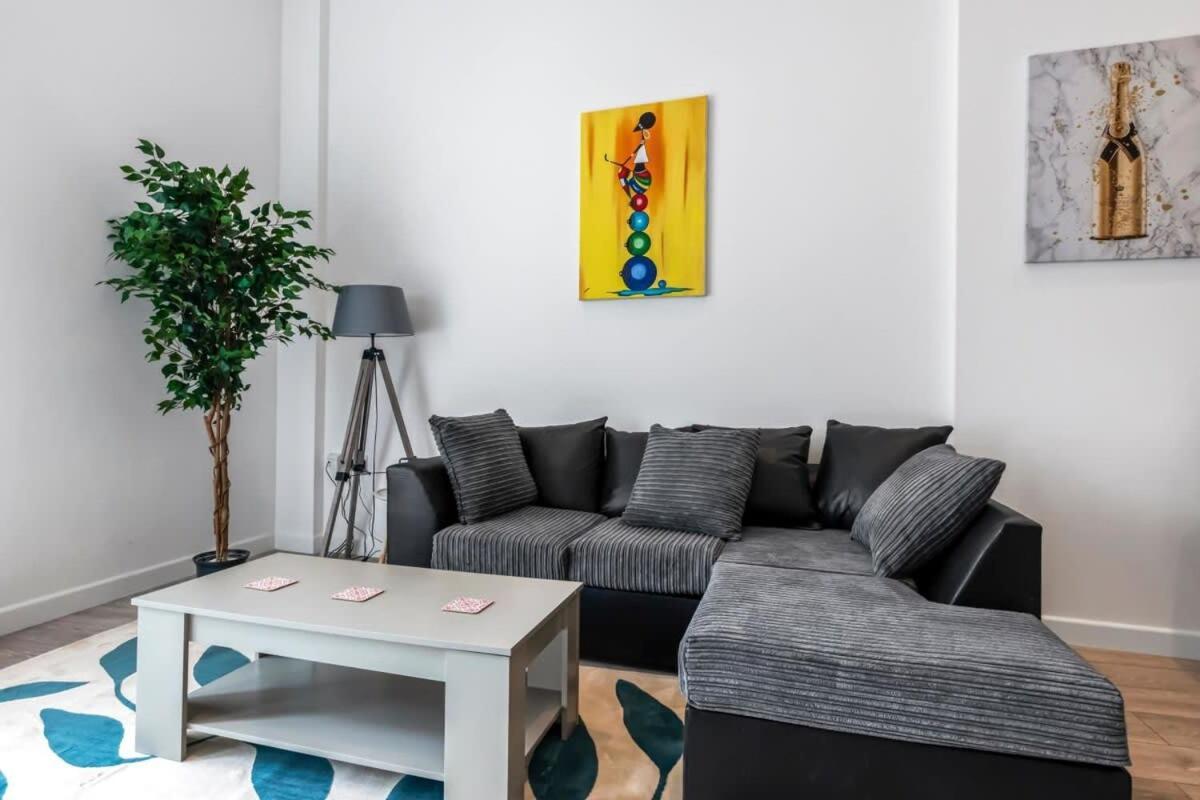 Lovely 1 Bedroom Apartment In Central ウォーキング エクステリア 写真