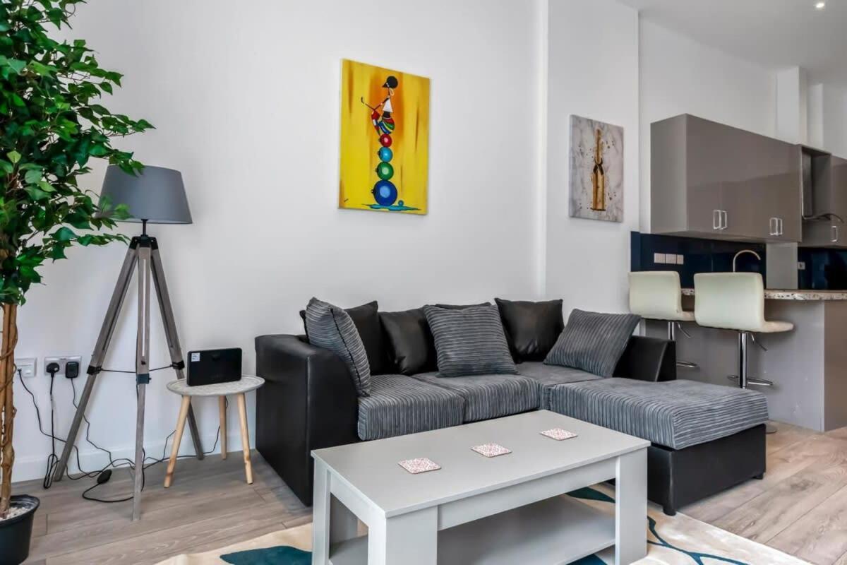 Lovely 1 Bedroom Apartment In Central ウォーキング エクステリア 写真