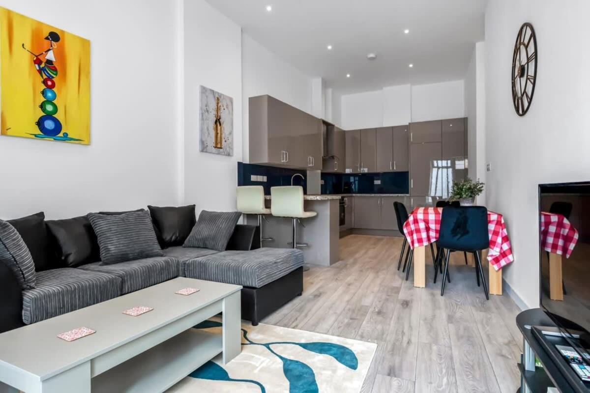 Lovely 1 Bedroom Apartment In Central ウォーキング エクステリア 写真